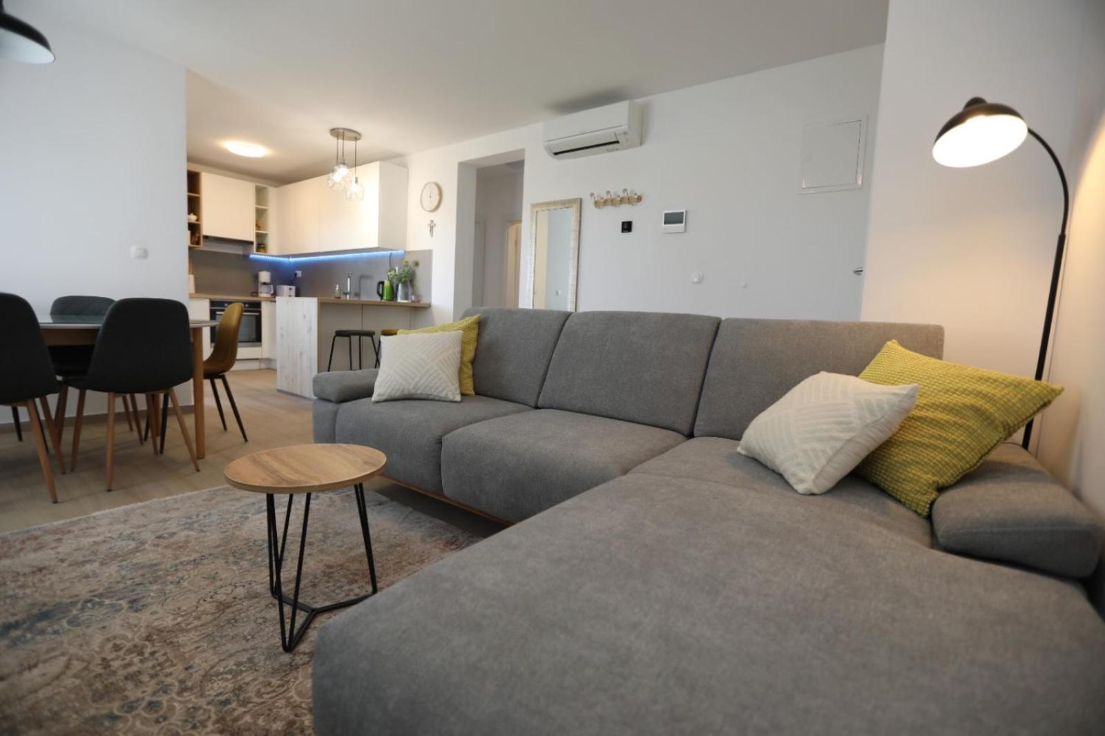 Rosa Mystica Apartment โตรกีร์ ภายนอก รูปภาพ
